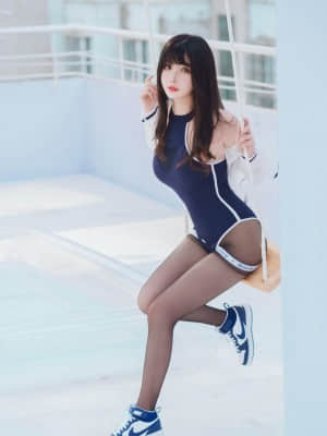 rioko凉凉子 天台竞泳_022