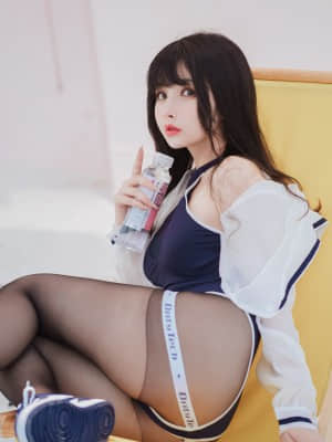 rioko凉凉子 天台竞泳_025