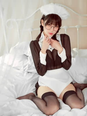 [周叽是可爱兔兔] 眼镜女仆 Sweet House Maid + 3V_31